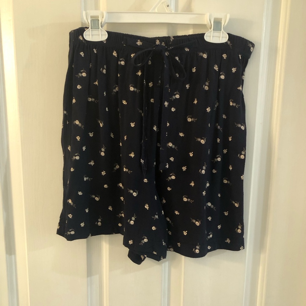 Adorable Flowered Vintage Sport Tie Shorts - Picture 10 of 11